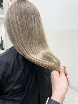 ノア(NOA by KENJE) 艶ブリーチ、ホワイトブロンド、トリプルカラー .