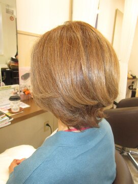 コア フィール ア デイ(COIFFURE A DAY) ミディアムウルフ☆ハイトーンでぼかしグレーカラー