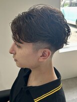 ヒュイル バイ ニアウ(Hwyl by Niau) メンズカットニュアンスパーマセンターパートフェードショート