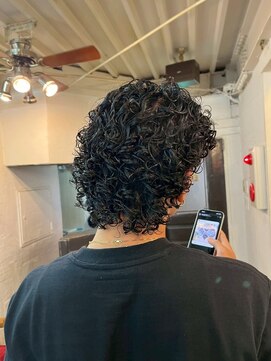 ビーバイエイトジェンツ(Bee by EIGHT GENTS) MEN’S HAIR/ブルーブラック/フェザーパーマ/心斎橋