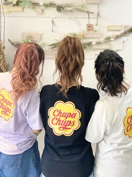 ヘアセットサロンエッジ(Edge) お揃いコーデでお揃いポニーテール