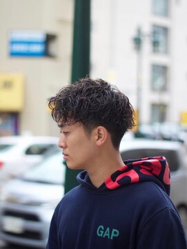 キングスマントーキョー 府中店(KINGSMAN TOKYO) ツーブロックマッシュ/波巻き/ハイライト/束感<理容室><府中駅>