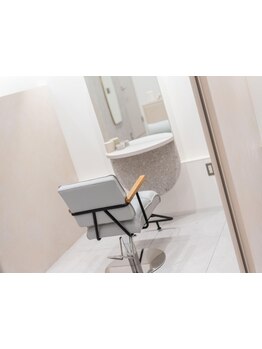 自然光が柔らかく照らす、シンプルでナチュラルな空間。くつろげる大人女性のためのヘアエステサロン★