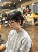 メガネに似合うオン眉ショート