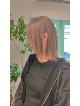クオレア(CUOREA) ダブルカラー艶髪ホワイトブロンド×小顔レイヤーミディアムヘア