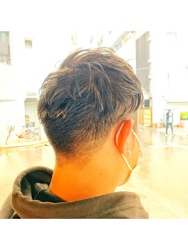 モナン 新宿(Monan) 金メッシュのネオフェードスタイル