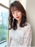 20代に人気！顔周りの後れ毛がかわいいシャギーレイヤーロング