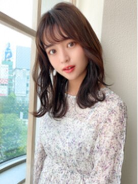 アフロート ディル(AFLOAT D'L) 20代に人気!顔周りの後れ毛がかわいいシャギーレイヤーロング