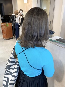 ネオリーブ チロル 横浜西口店(Neolive CiroL.) ミディアムレイヤー韓国くびレイヤー オリーブグレー