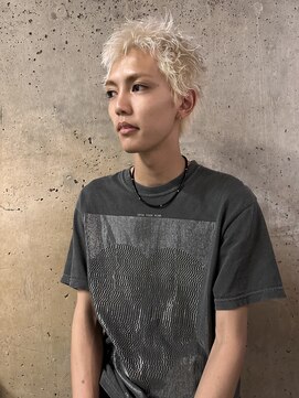 アールサロンサカエ(Rr SALON SAKAE) スパイキーショート×ホワイトブロンド