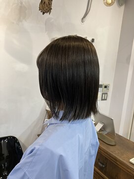 レイリー(LAiLy) 切りっぱなし　ミディアム　ストレート