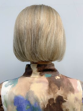 テトヘアー(teto hair) 前下がりボブ、プラチナブロンド、ホワイトブリーチ