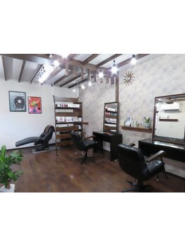 木目調の落ち着いた空間でゆったりとした時間が流れる居心地の良いサロン。周りを気にせずリラックス♪