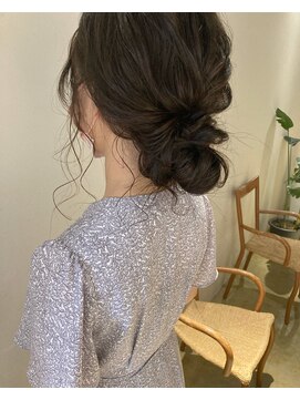 セブンベルベット(7 Velvet) 結婚式シニヨンヘアアレンジ