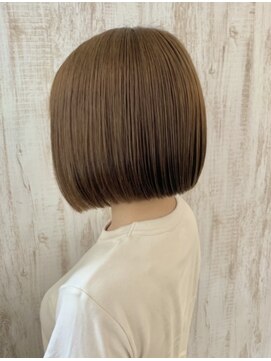 エストレーラ(estrela) 『estrela』大人可愛いぱつっとボブ　ミルクティーベージュ