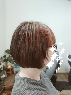 エニシ(Enishi) 立体感のあるボブスタイル