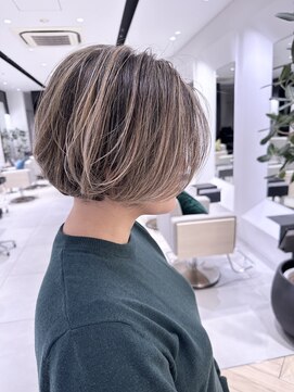 ステア ケース(stair case) 白髪あり　地毛残し　ハイライト