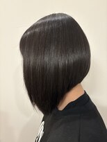 エニシ(Enishi)&nbsp;立体感のある前下がりボブ