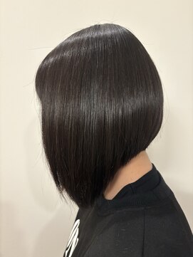 エニシ(Enishi) 立体感のある前下がりボブ