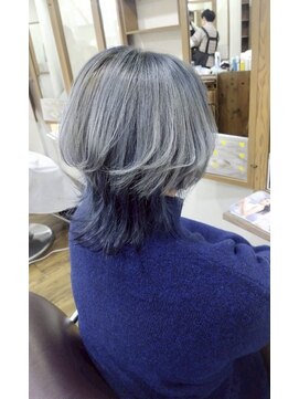 イタクラ 赤道店 (ITAKURA) ウルフヘア/ハイトーンカラー/シルバーカラー/ネイビーカラー