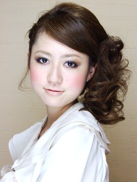 アンプラグ(amplug) 綺麗めサイド編み込みふわふわアレンジ