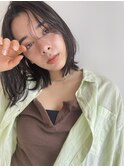 伸ばしかけのボブの方に