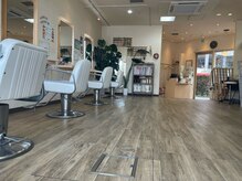 ヘアーアンドメイク マディ Hair&Make MADIの雰囲気（各席の間隔を広めに取っているのでゆったりお過ごし頂けます！）