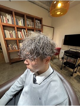 ビハインドザカーテン(BEHIND THE CURTAIN) 波巻きパーマ×ハイトーンベージュ