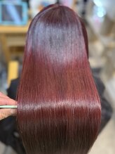 髪の負担を抑えながら艶と色を叶える髪質改善カラー。