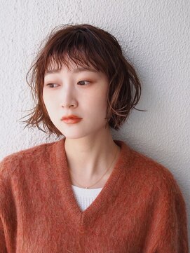 エラ(ELLA) オン眉前髪パーマショートボブスタイル
