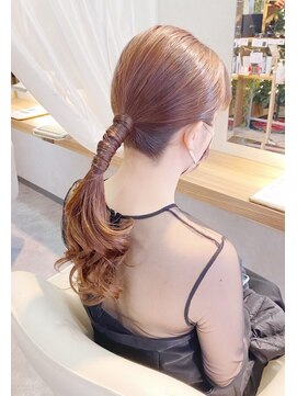 ララルーモ スタジオ(LaLarOomo STUDIO) 【JR新宿東口3分西武新宿駅直結】タイトポニーぐるぐるアレンジ