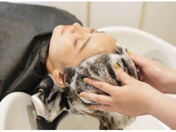 フィジオ(physio)の写真/髪も心も癒されるヘッドスパ♪一人一人に合わせた施術で、頭皮の汚れを除去し、健康的な髪へ導く―。