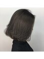 ケリーズグリーン(Kelly's Green)&nbsp;暗めのグレージュと肩ぎりぎりのボブで柔らかく大人な雰囲気