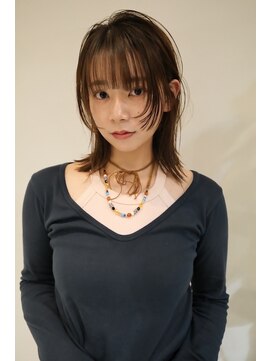 イル(ill) 顔周りカット レイヤーカット ミディアム 大須