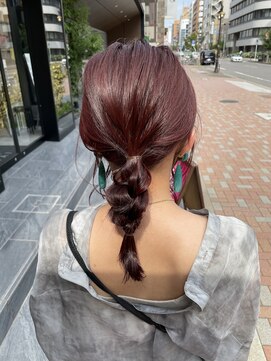 アイリー 名古屋(A/LEE) チェリーレッド×三つ編みアレンジ