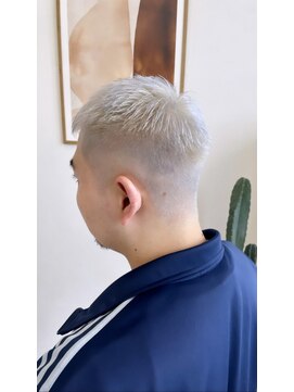 ローブ(L’AUBE) ダブルカラーブリーチメンズフェードスパイキーショート眉毛岡崎