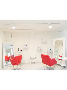 《沢ノ町駅徒歩3分》白い壁と赤い椅子がアーティスティックな空間を演出するHair Maison Chocolate