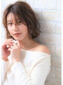 ベージュ系カラークリアカラーのひし形シルエットくせ毛ショート