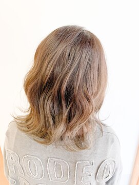 ユッカ エルア 武庫之荘南口(YUCCA elua) 【elua 角床】大人可愛いアッシュミディー