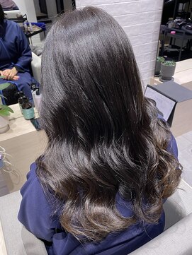ステア ケース(stair case) 艶トリートメント巻き髪レイヤーカット前髪カット