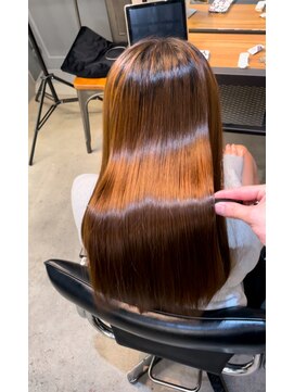 ジーナ 池袋(Zina) 巻かずに目を引く艶髪に