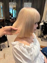 ダブル(W)&nbsp;ブリーチカラー/ブロンドベージュ/切りっぱなしボブ