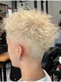抜きっぱなしホワイトブロンド刈り上げスパイキーショート