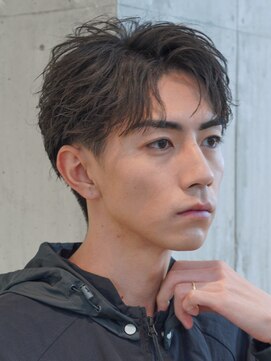 フィフス(fifth) 原宿毛流れフェザーパーマビジネスショートヘアツーブロック黒髪