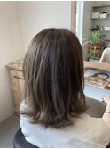 ミディアム onカーキアッシュ