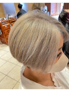 ナインプラス(NINE+) ホワイトベージュ