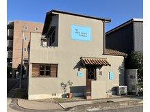 熊野神社の参道沿い＊水色の看板が目印です