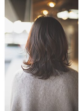 コモド(COMODO) 伸ばしかけの方にオススメのくびれウルフのミディアムグレージュ