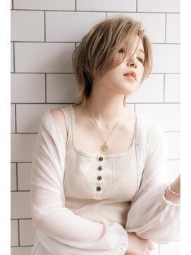 アバーブザビューティーアイランド(Above the beauty island) ハイトーンカラーボブウルフ外ハネ*ミルクティー