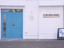 プレモフィル(premofil)の雰囲気（ターコイズブルーのドアが目印。外から店内が見えない作り）